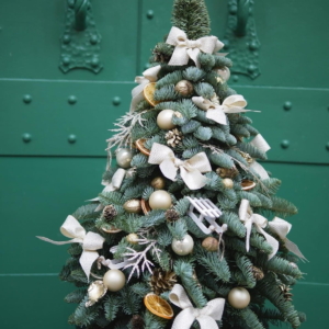 choinka, żywa choinka udekorowana, boże narodzenie, stroik świąteczny, Christmas, decor, prezent świąteczny