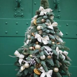 choinka, żywa choinka udekorowana, boże narodzenie, stroik świąteczny, Christmas, decor, prezent świąteczny