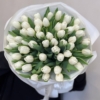 białe tulipany