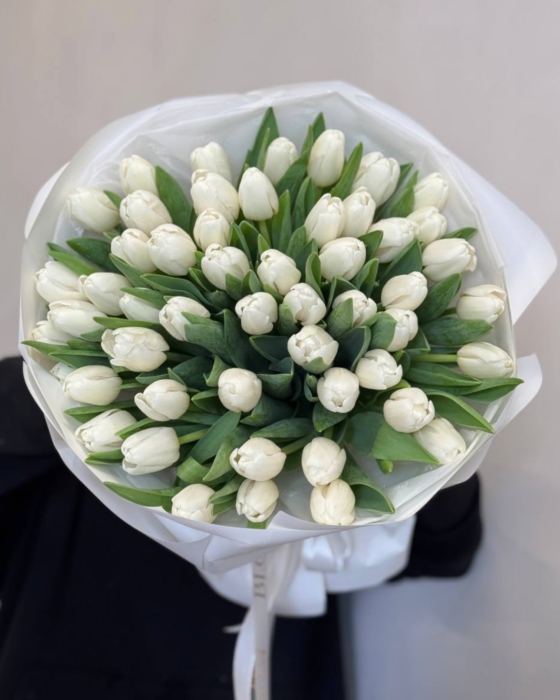 białe tulipany