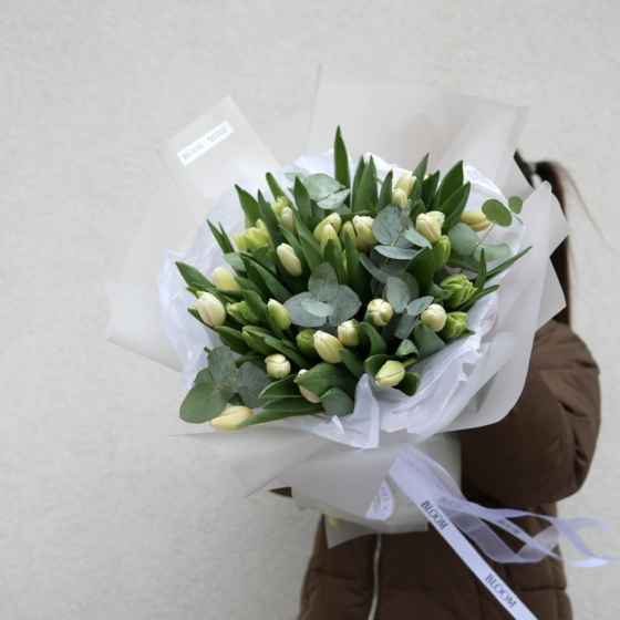 białe tulipany