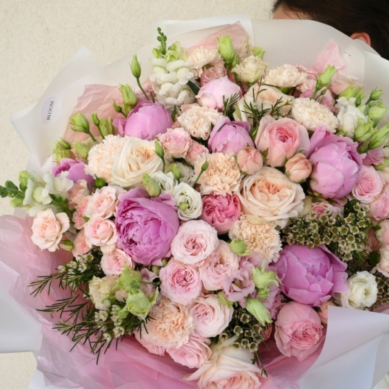 mieszany letni bukiet z peoniami