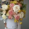 kwiaty w pudelku flowerbox kwiaty na dzień kobiet 8 marca dostawa kwiatów warszawa