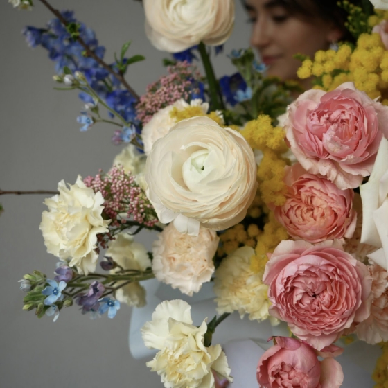 kwiaty w pudelku flowerbox kwiaty na dzień kobiet 8 marca dostawa kwiatów warszawa