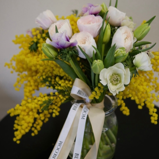 wiosenne kwiaty mimosa jaskry anemony