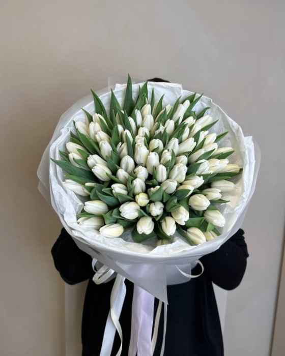 białe tulipany