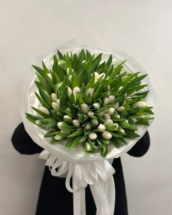 białe tulipany