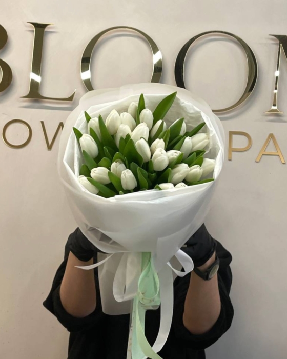 białe tulipany