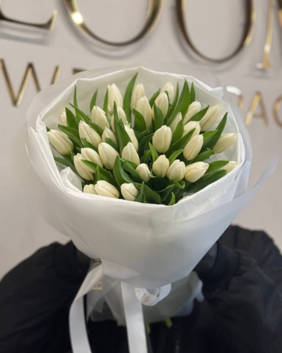 białe tulipany