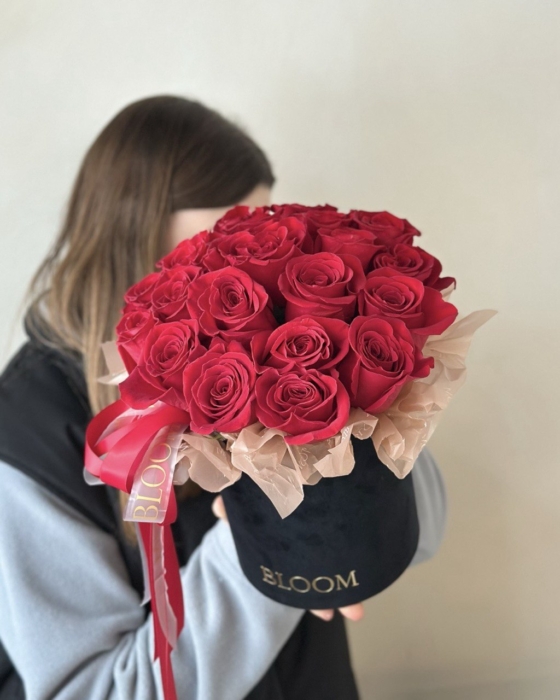 21 red rose black box