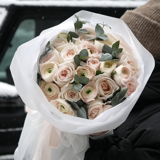 bukiet na walentynki, dostawa na terenie Warszawy, ranunculus, róża