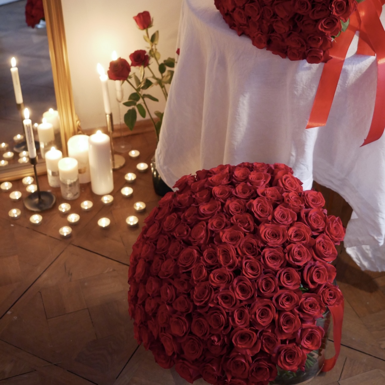 flowers room, 301 red roses, 101 red roses