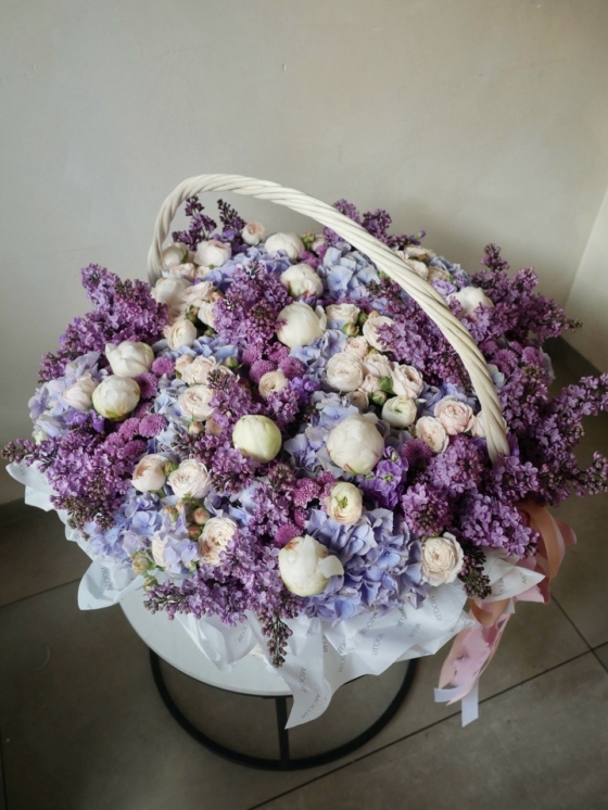 Kosz kwiatów "Pastel Lavender Bliss
