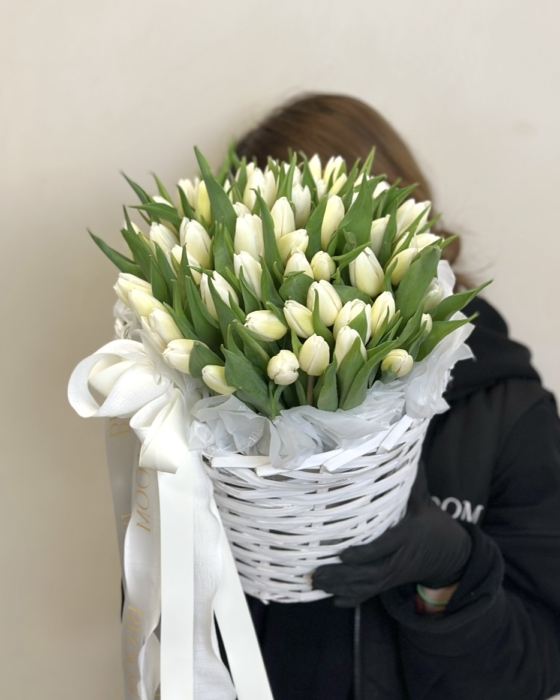 Kosz-białych-tulipanów-55szt