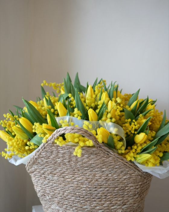 mimosa i żólte tulipany