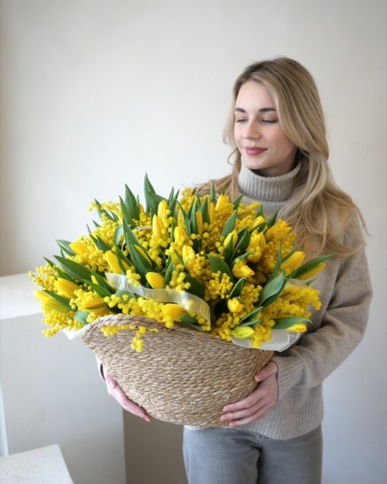 mimosa i żólte tulipany