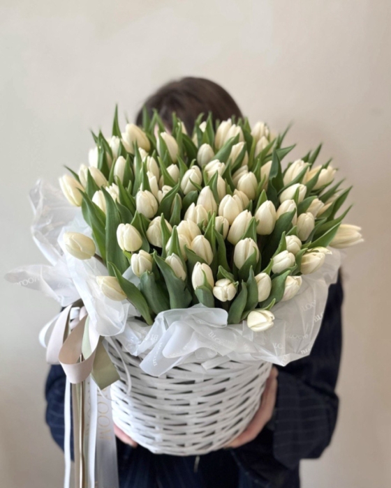 Kosz-białych-tulipanów-75